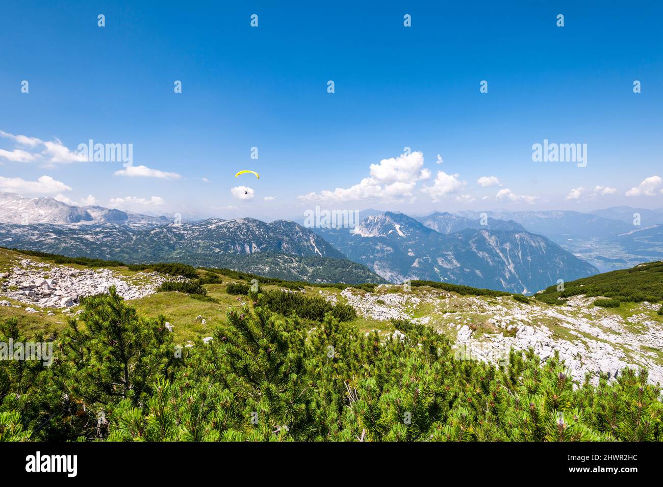 Cima del monte Krippenstein in estate con parapendio sullo sfondo Foto Stock