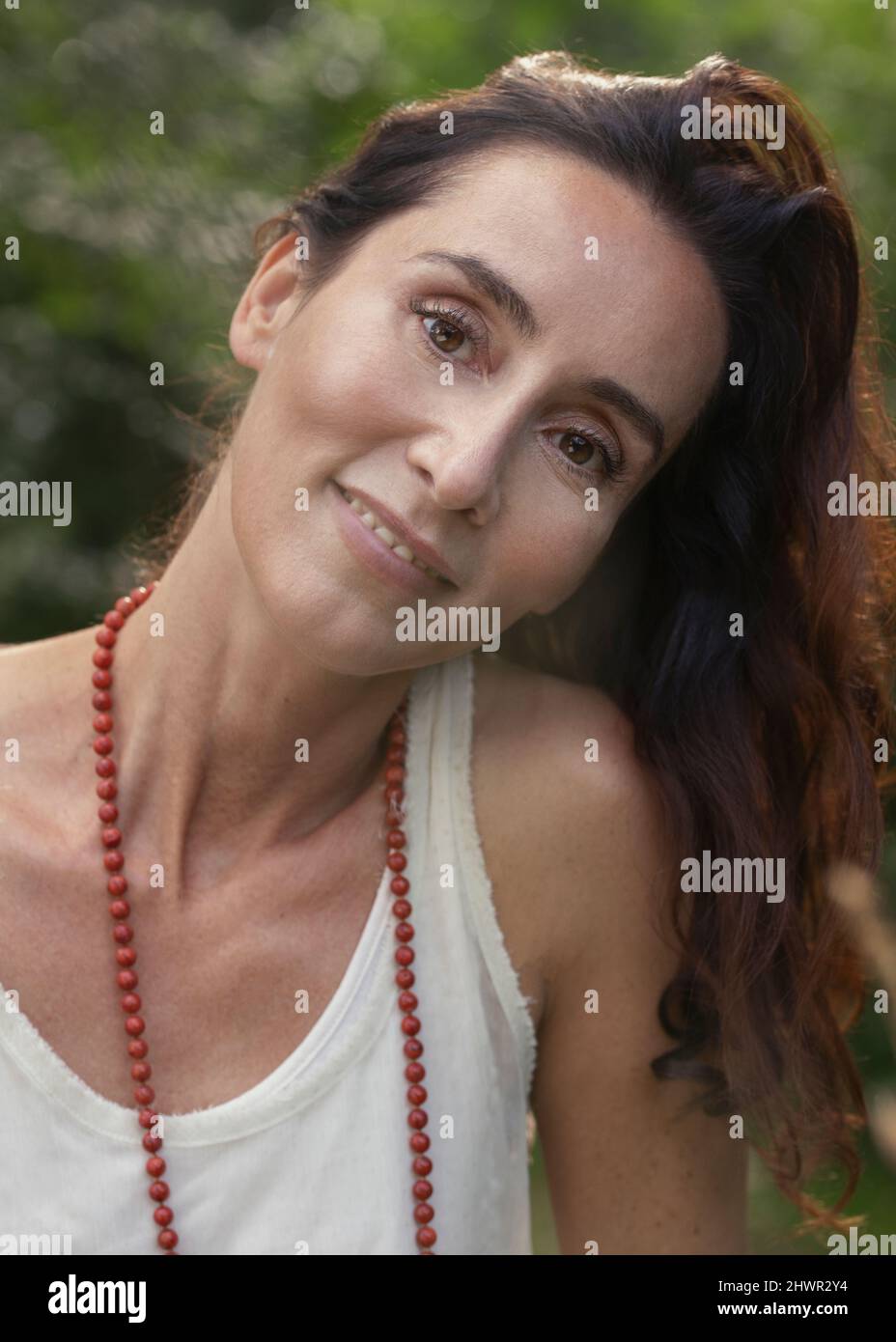 Donna sorridente con testa coccata in natura Foto Stock