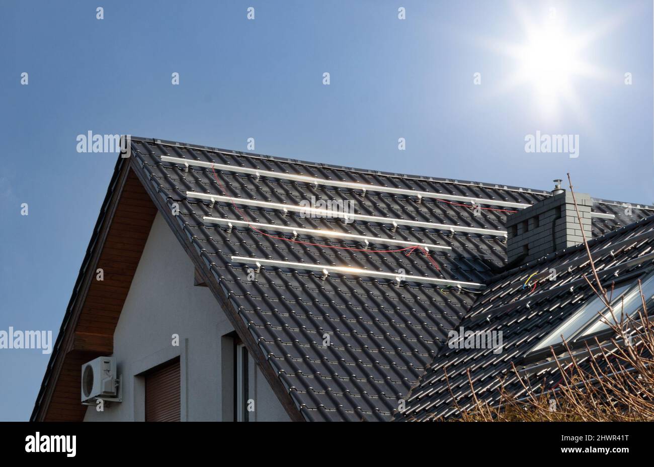 Pannello composito in alluminio per montaggio centrale solare su tetto. Foto Stock