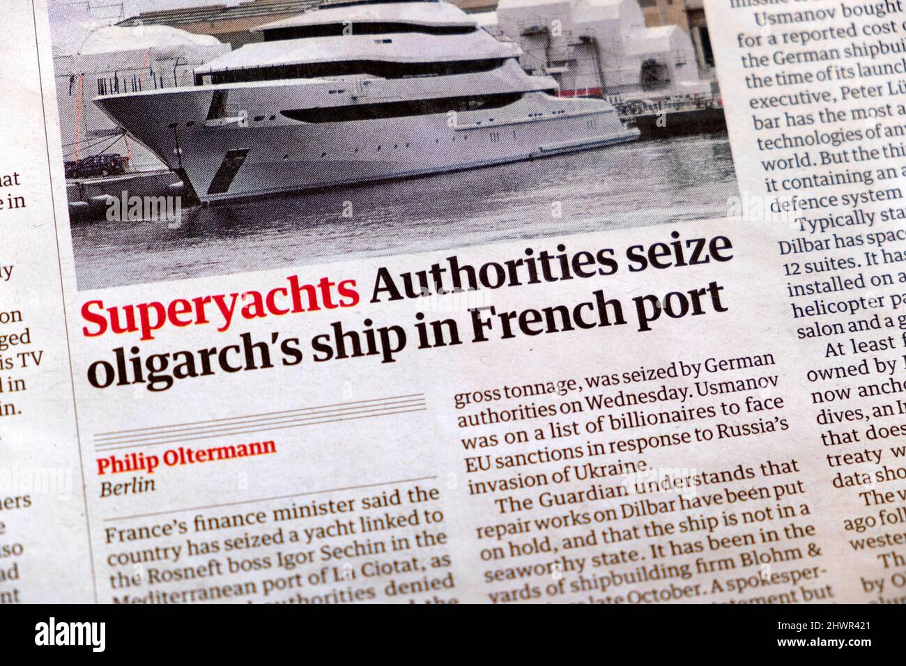 'Le autorità di Superyachts sequestrano la nave di oligarca nel porto francese' articolo di oligarca russo Guardian giornale titolo 3 marzo 2022 Londra UK Foto Stock