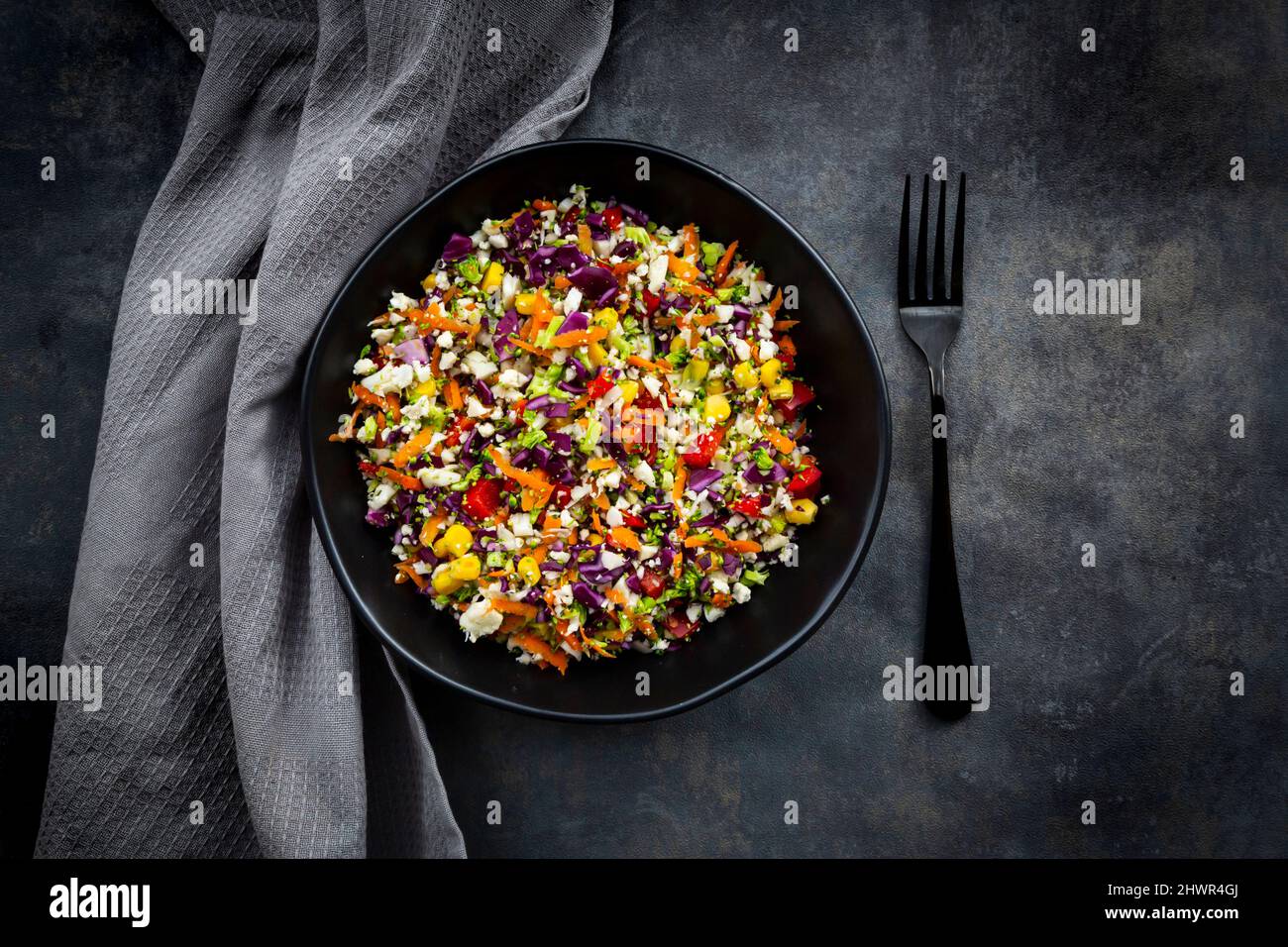 Studio di ciotola di variopinto insalata vegana Foto Stock