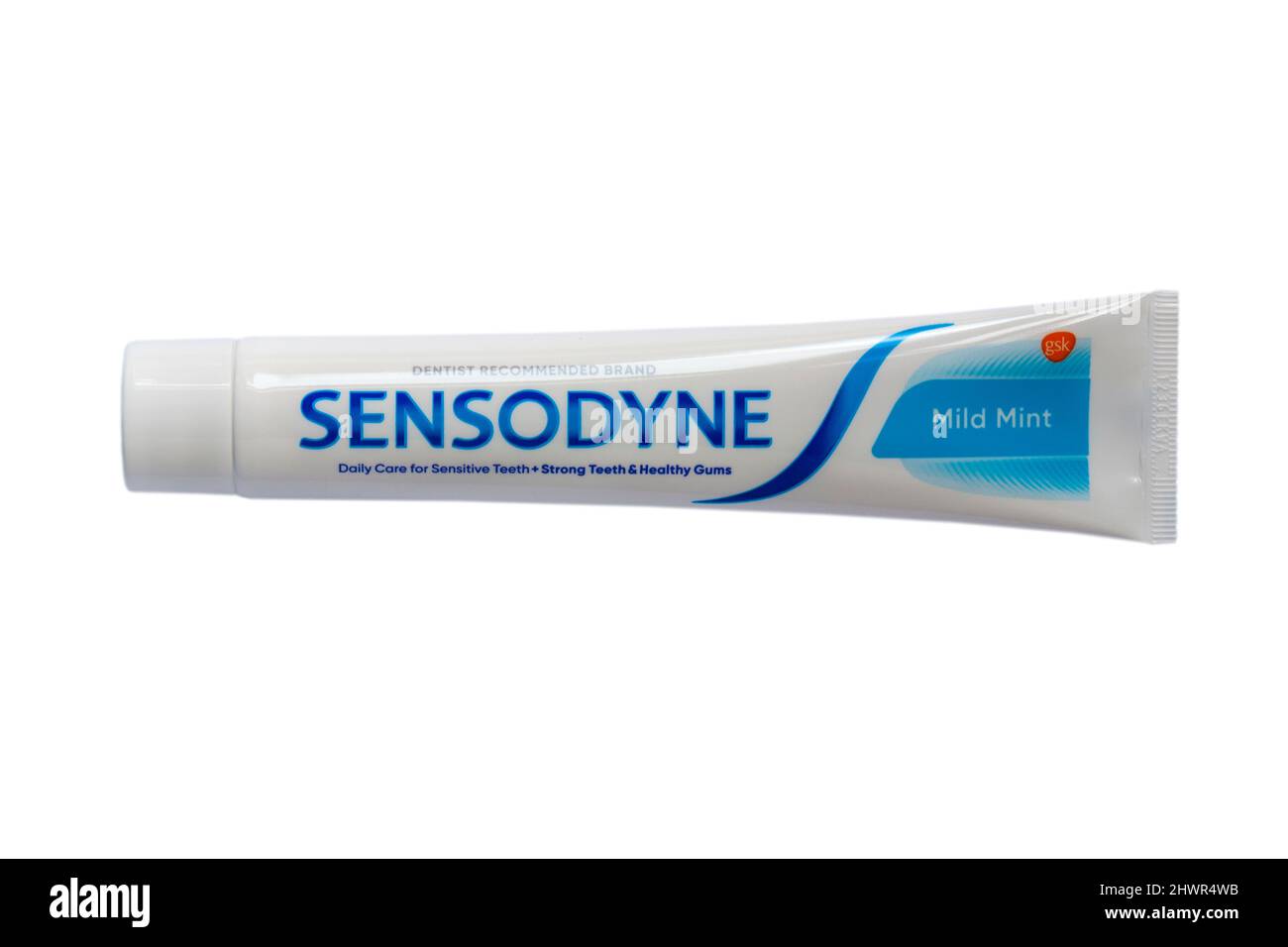 Tubo di Sensodyne delicato dentifricio menta su sfondo bianco, cura quotidiana per i denti sensibili + denti forti + gengive sane dentista marchio raccomandato Foto Stock