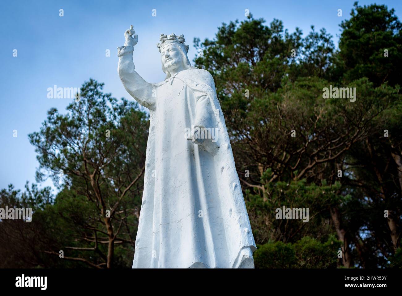 Vista laterale dell'iconica statua di Cristo Re con mano rialzata a Glen of Aherlow, County Tipperary, Irlanda. Foto Stock