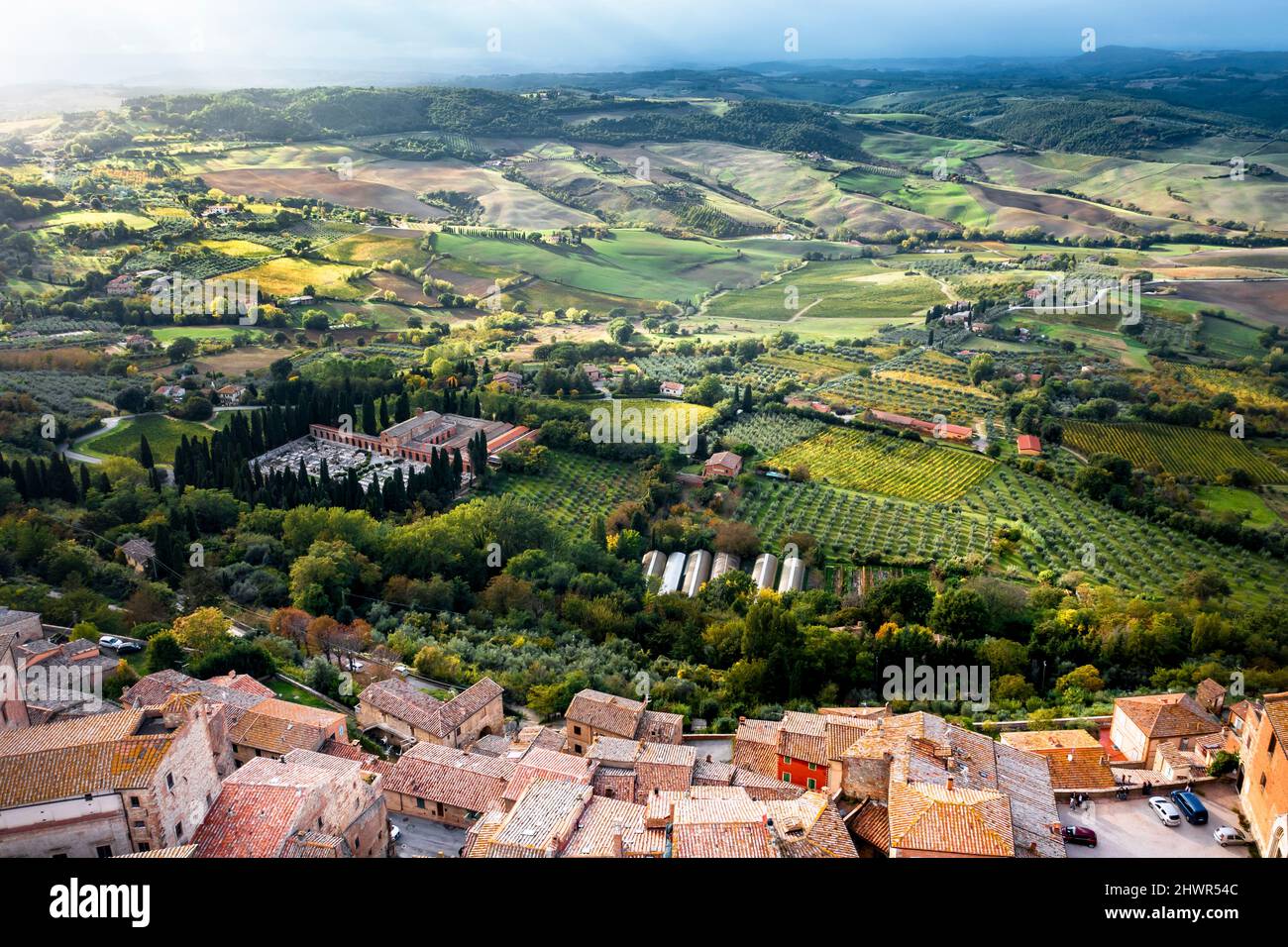 Italia, Provincia di Siena, Montepulciano, Elicotteri vista sui campi che circondano il borgo medievale della Val d'Orcia Foto Stock