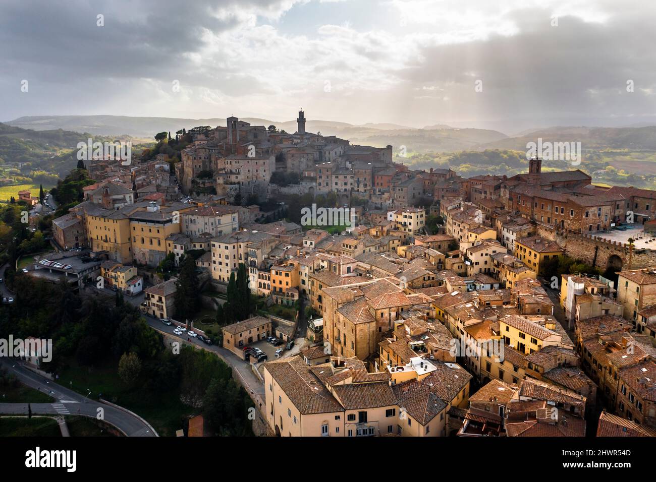 Italia, Provincia di Siena, Montepulciano, vista in elicottero sulla cittadina medievale collinare della Val d'Orcia in giornata nuvolosa Foto Stock