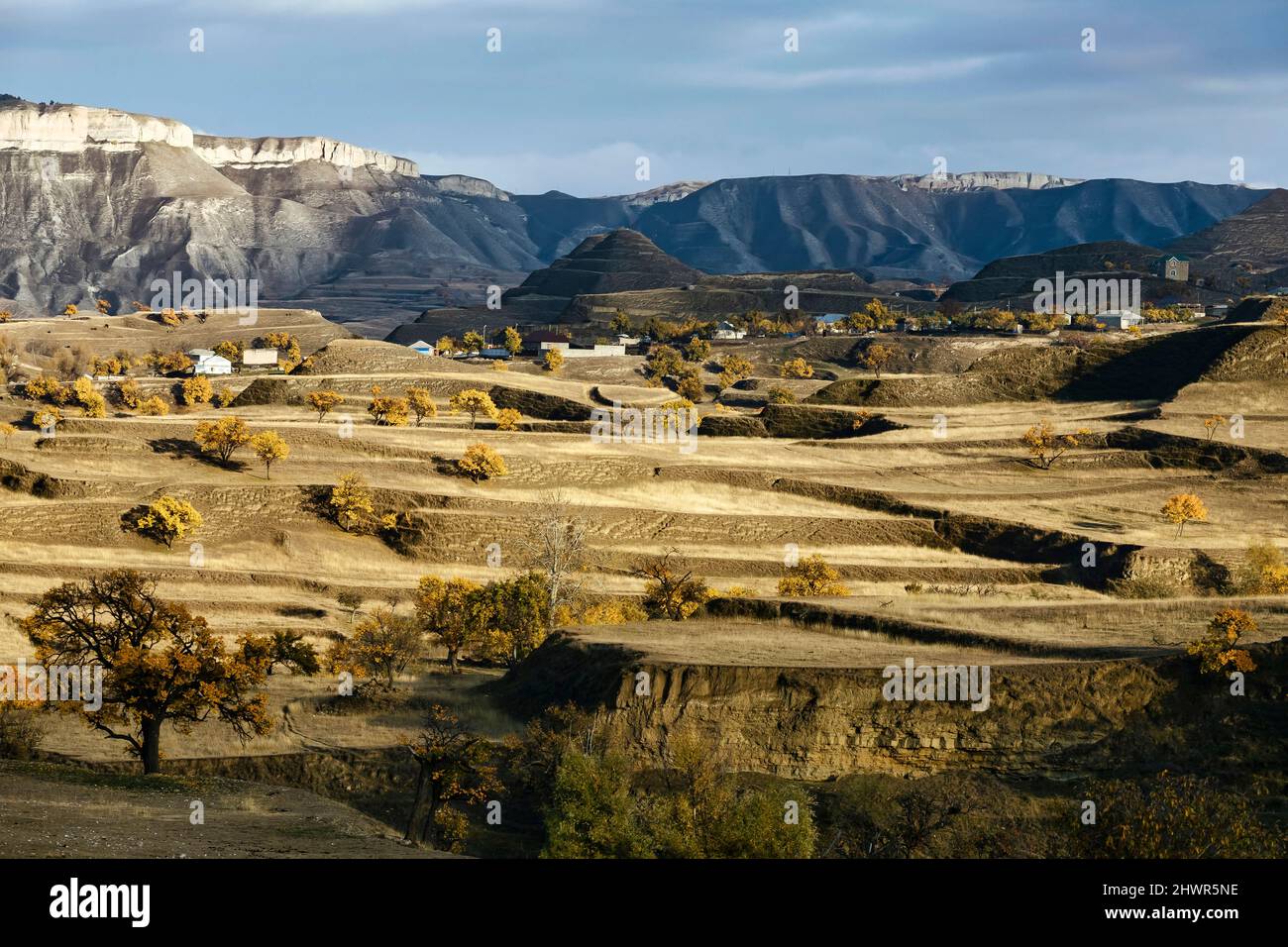 Paesaggio montuoso marrone del Caucaso settentrionale in autunno Foto Stock