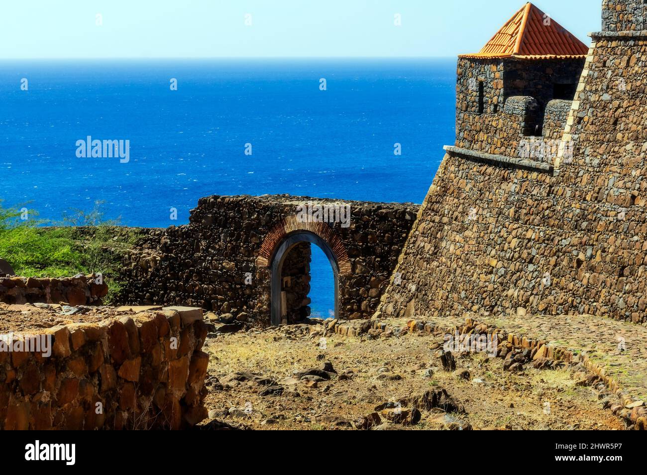 Capo Verde, Sao Vicente, Mindelo, fortificate mura della città costiera con l'Oceano Atlantico sullo sfondo Foto Stock