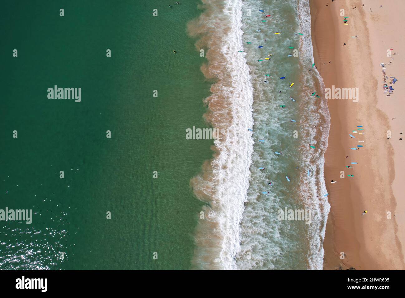 Portogallo, Algarve, Vila do Bispo, veduta aerea dei surfisti alla spiaggia di Praia do Barranco Foto Stock