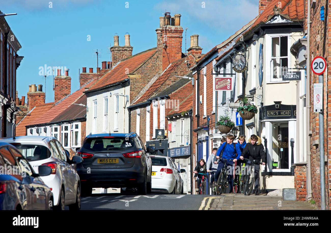 Traffico su Souter Gate in Hedon, East Yorkshire, Inghilterra Regno Unito Foto Stock