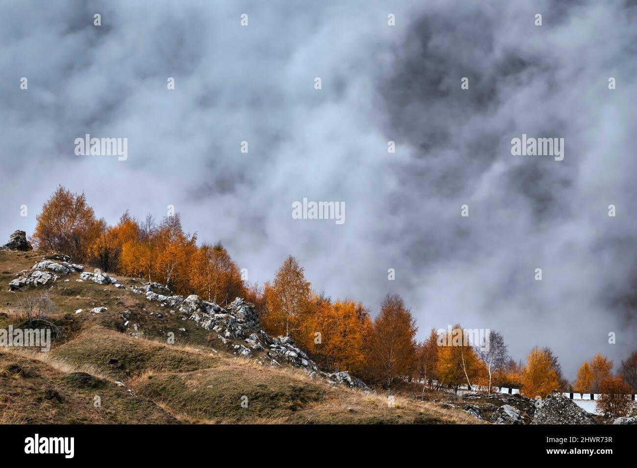 Paesaggio montagnoso del Caucaso settentrionale in autunno nebbia Foto Stock