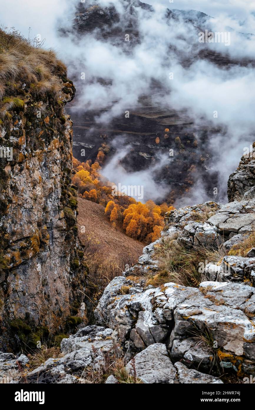 Paesaggio montagnoso del Caucaso settentrionale in autunno nebbia Foto Stock