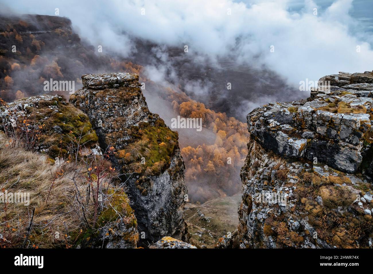 Paesaggio montagnoso del Caucaso settentrionale in autunno nebbia Foto Stock