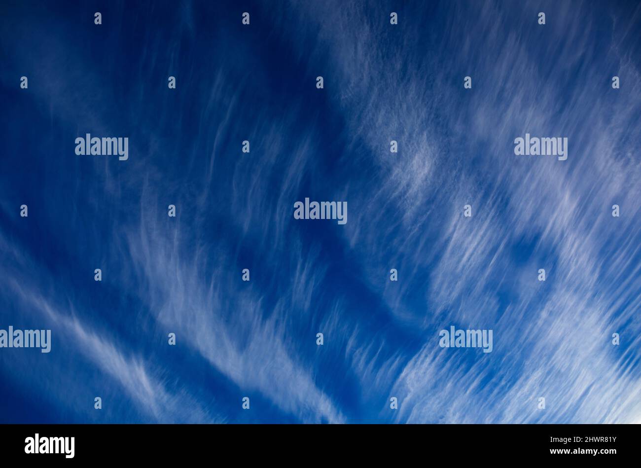 Cirrus nuvole contro il cielo blu Foto Stock
