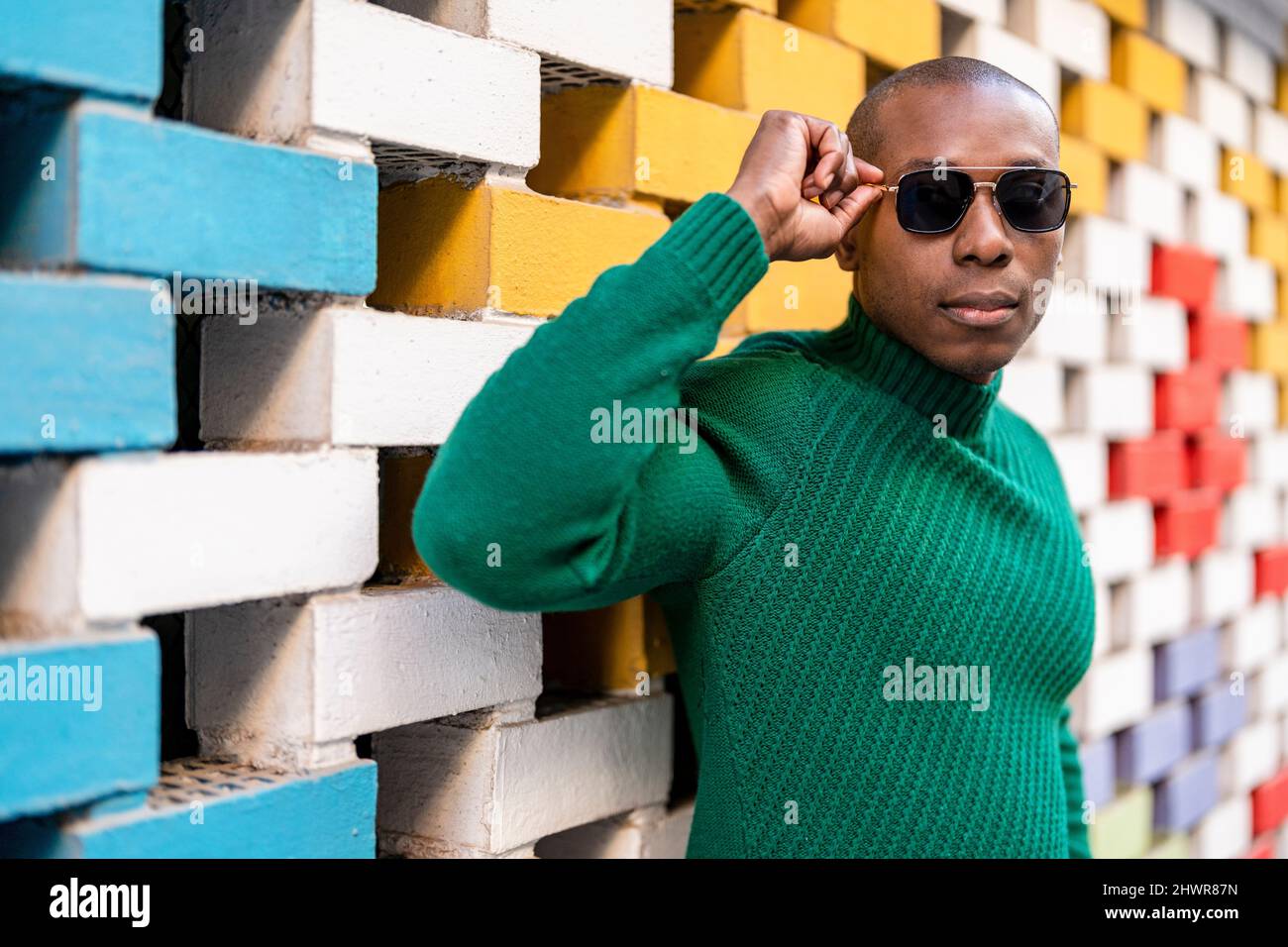 Uomo pelato con occhiali da sole Immagini e Fotos Stock - Alamy