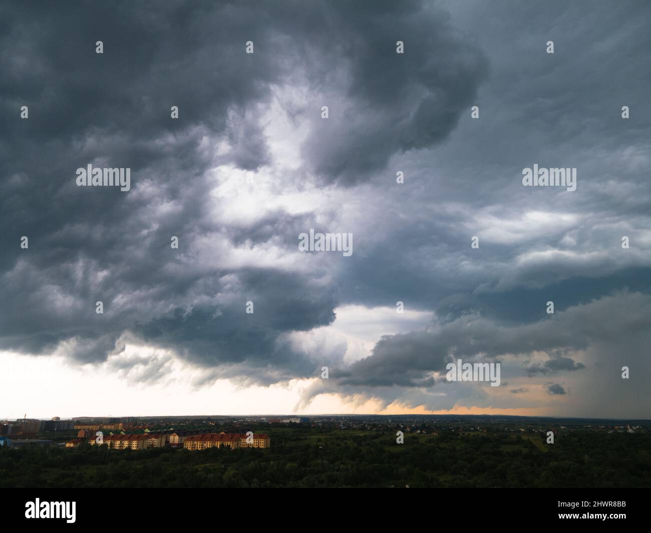 nuvole di tempesta sovraimpressione sullo spazio di copia della città Foto Stock