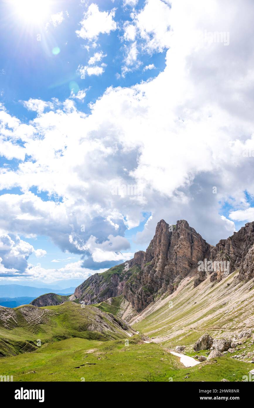 Italia, Alto Adige, nuvole sul paesaggio montagnoso del Parco Naturale dello Sciliar-Rosengarten nella soleggiata giornata estiva Foto Stock