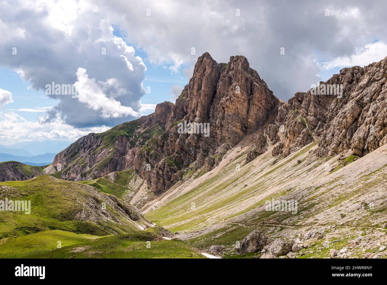 Italia, Alto Adige, nuvole sul paesaggio montagnoso del Parco Naturale dello Sciliar-Rosengarten in estate Foto Stock