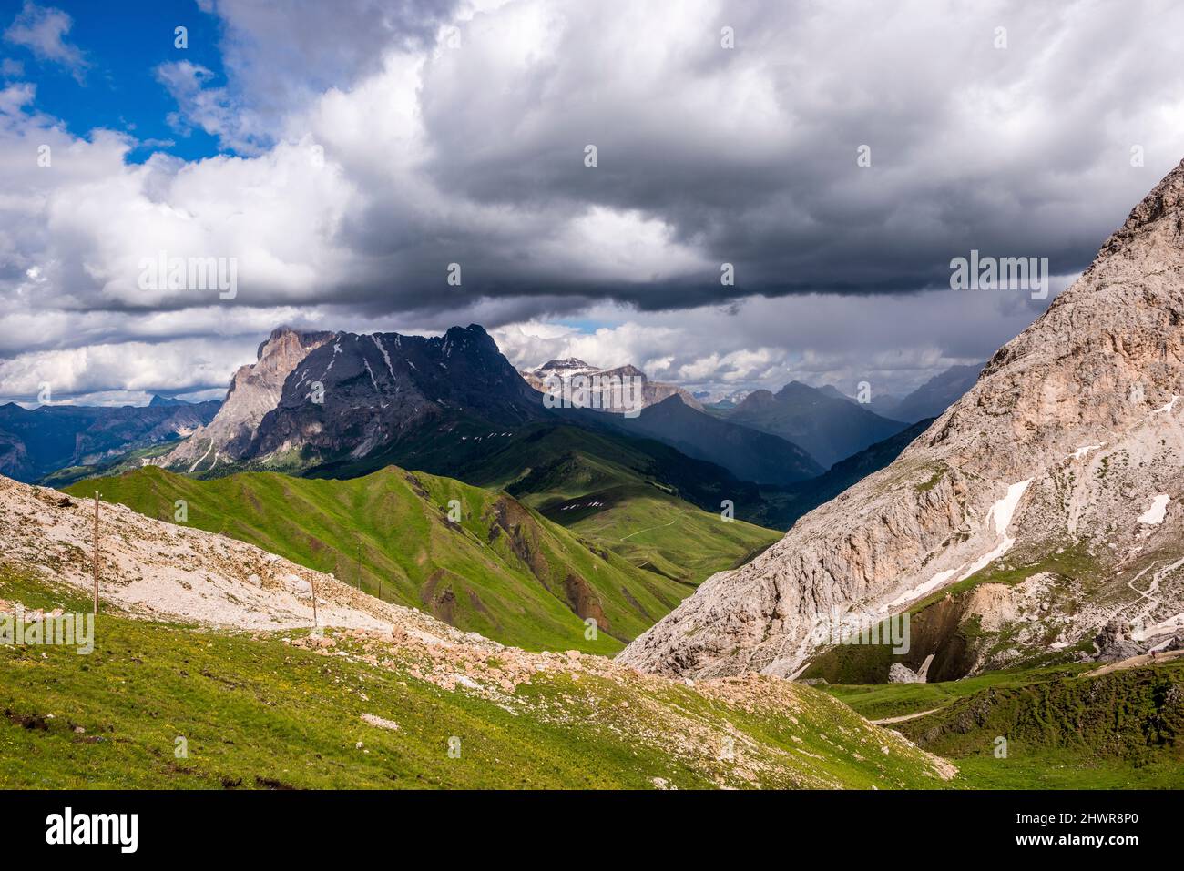 Italia, Alto Adige, nuvole sul paesaggio montagnoso del Parco Naturale dello Sciliar-Rosengarten in estate Foto Stock