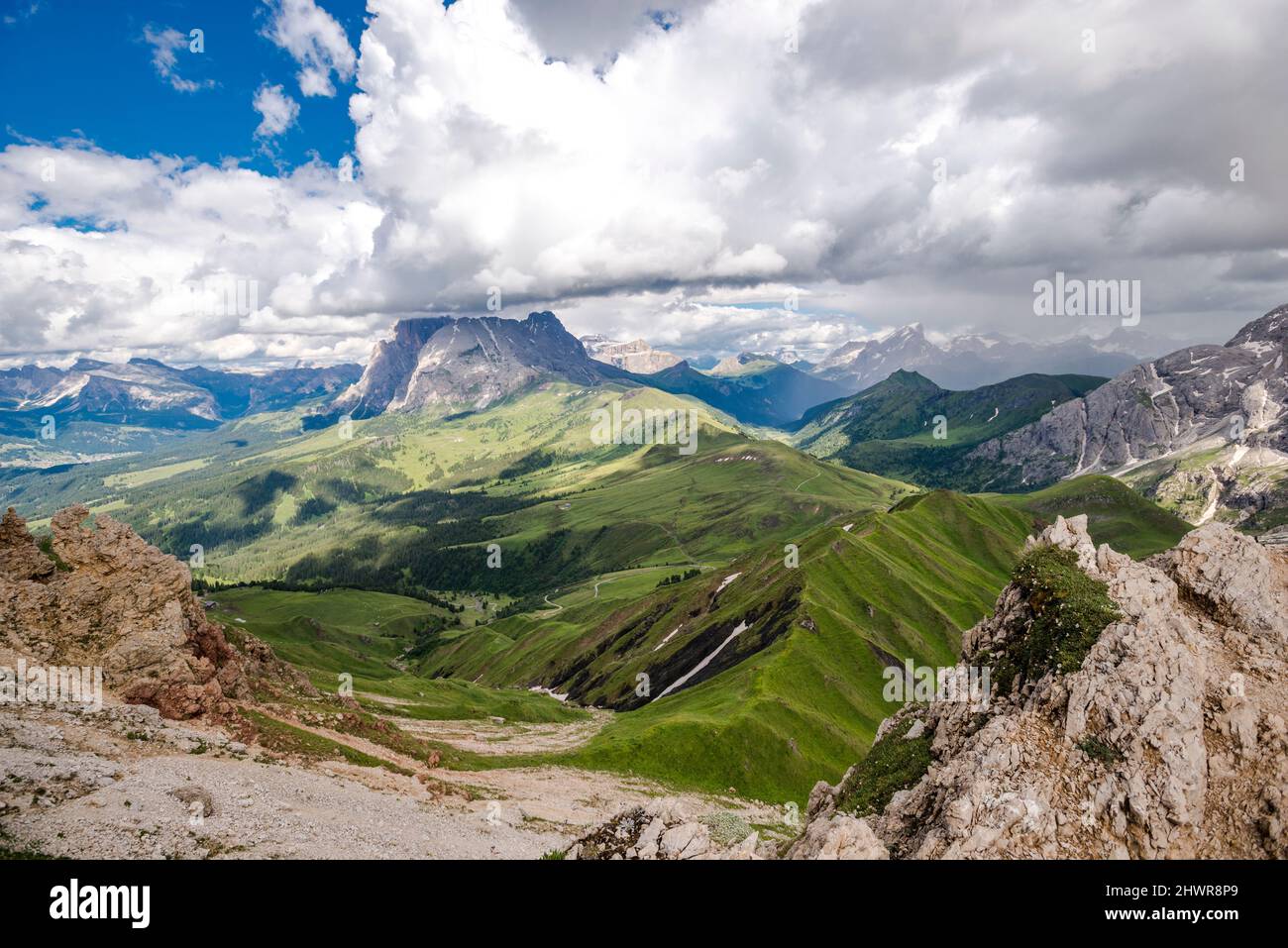 Italia, Alto Adige, nuvole sul paesaggio montagnoso del Parco Naturale dello Sciliar-Rosengarten in estate Foto Stock