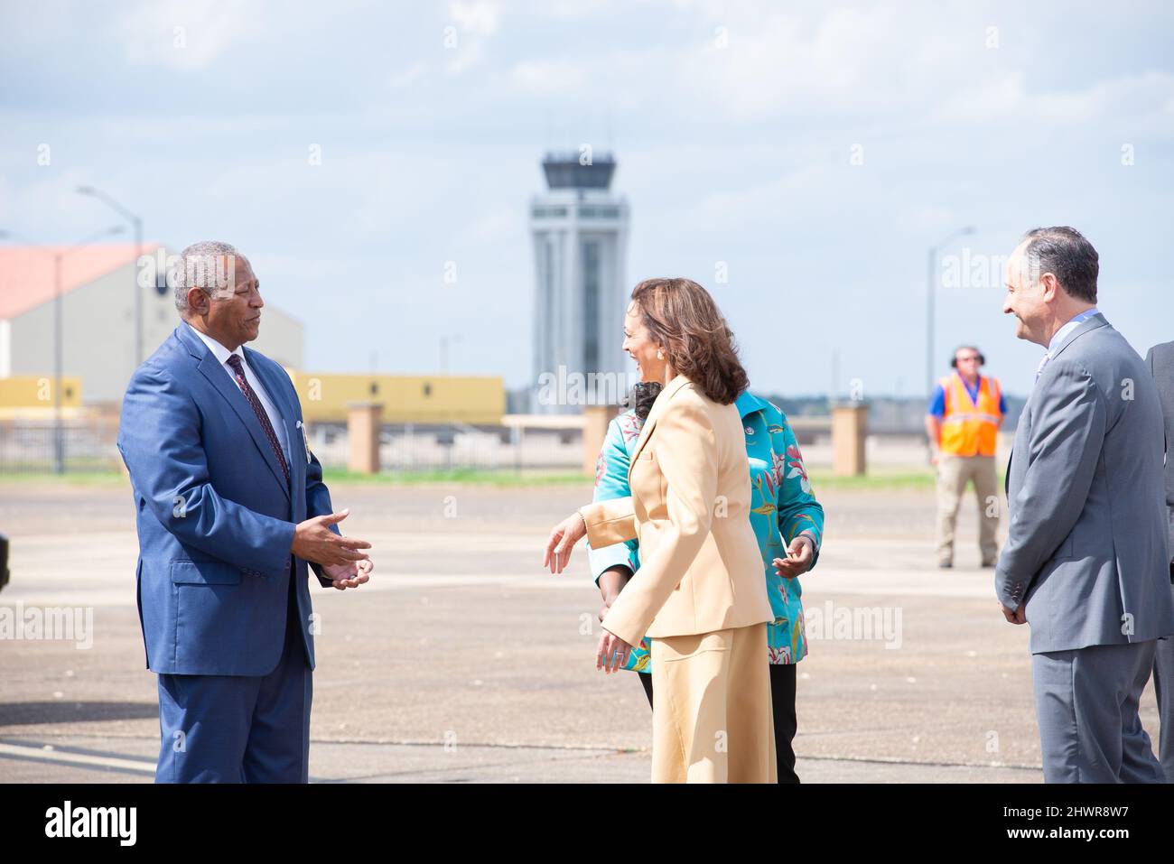 Il vicepresidente degli Stati Uniti Kamala Harris saluta il sindaco James Perkins (democratico di Selma, Alabama) alla base dell'aeronautica di Maxwell a Montgomery, Alabama, mentre si prepara a commemorare il 57th anniversario della domenica di Bloody il 6 marzo 2022. Credito: Riso Andi/piscina via CNP /MediaPunch Foto Stock