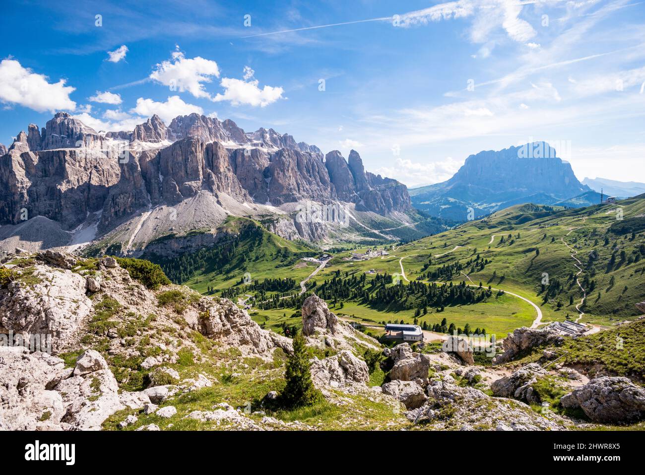 Italia, Alto Adige, vista panoramica del Gruppo Langkofel in estate Foto Stock