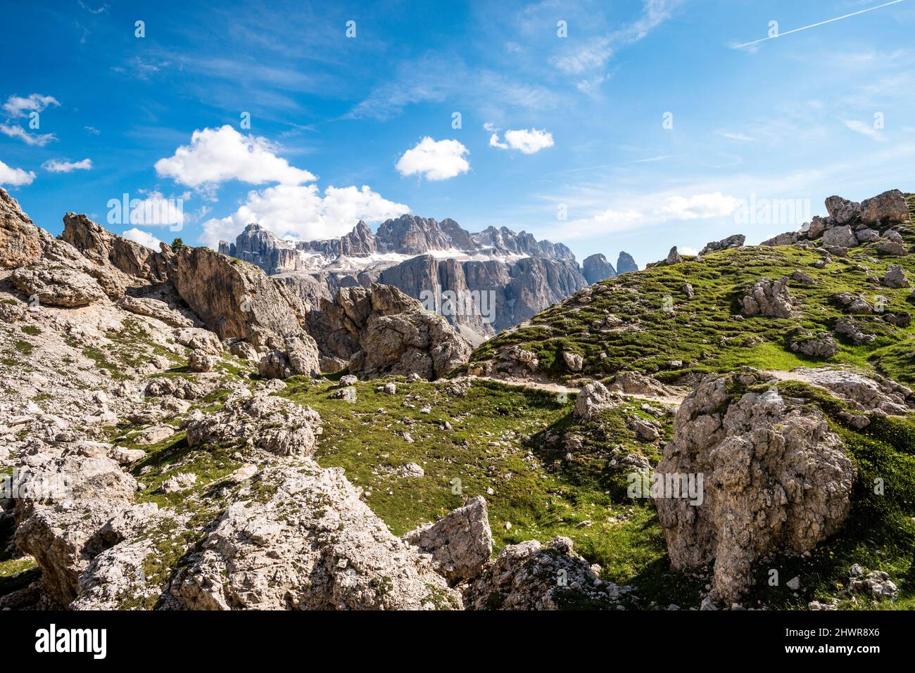 Italia, Alto Adige, vista panoramica del Gruppo Langkofel in estate Foto Stock