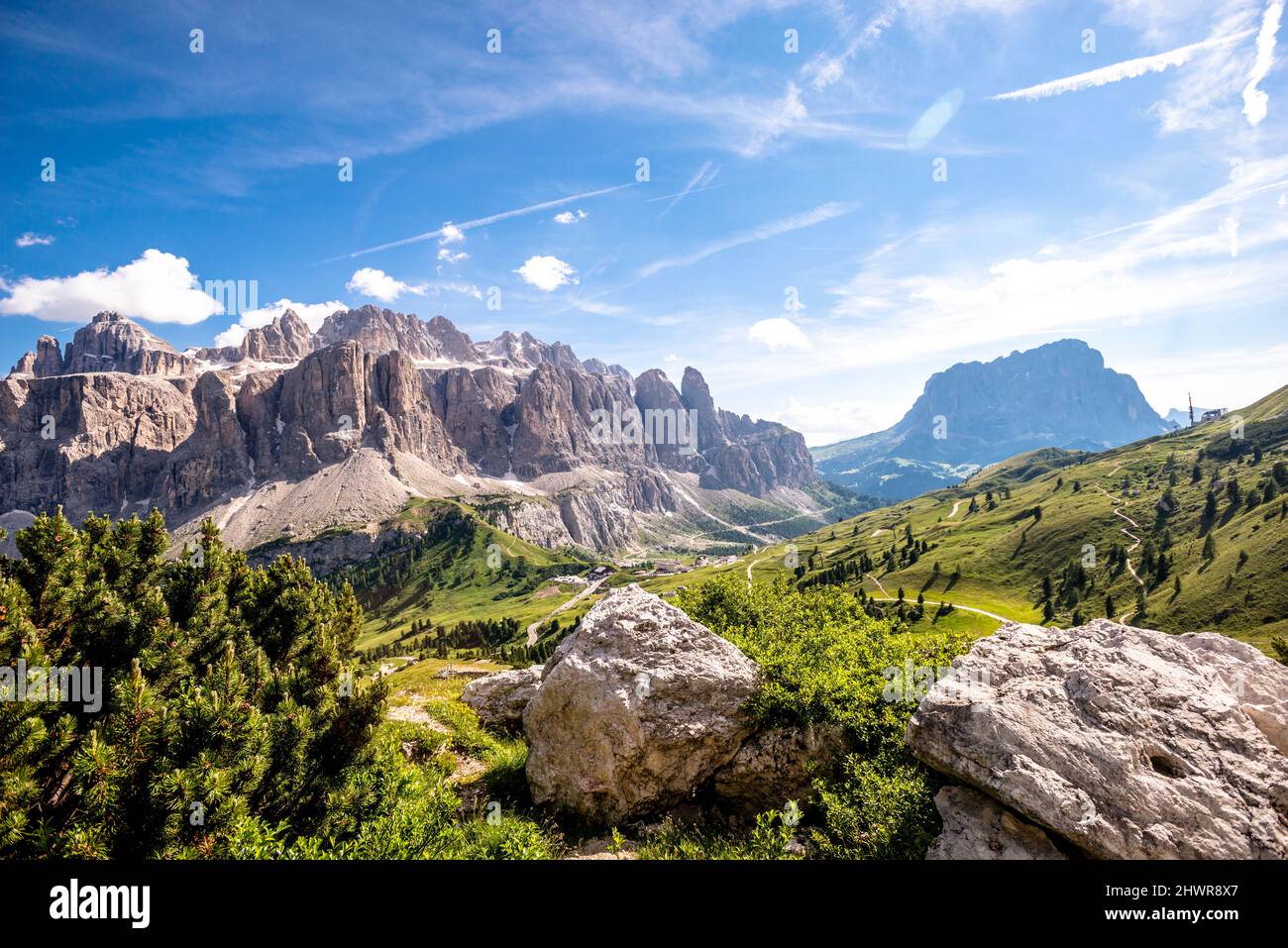 Italia, Alto Adige, vista panoramica del Gruppo Langkofel in estate Foto Stock