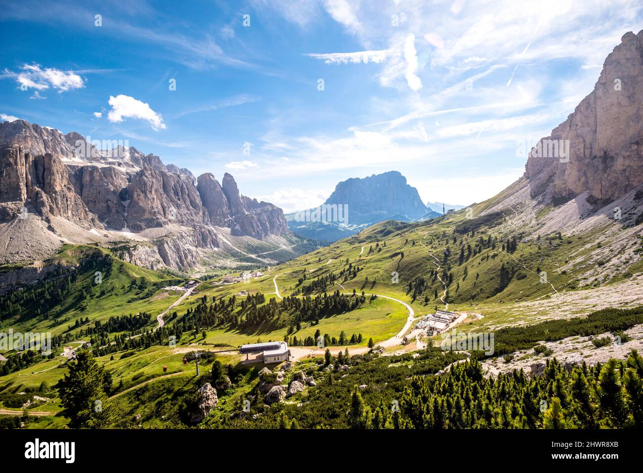 Italia, Alto Adige, vista panoramica del Gruppo Langkofel in estate Foto Stock