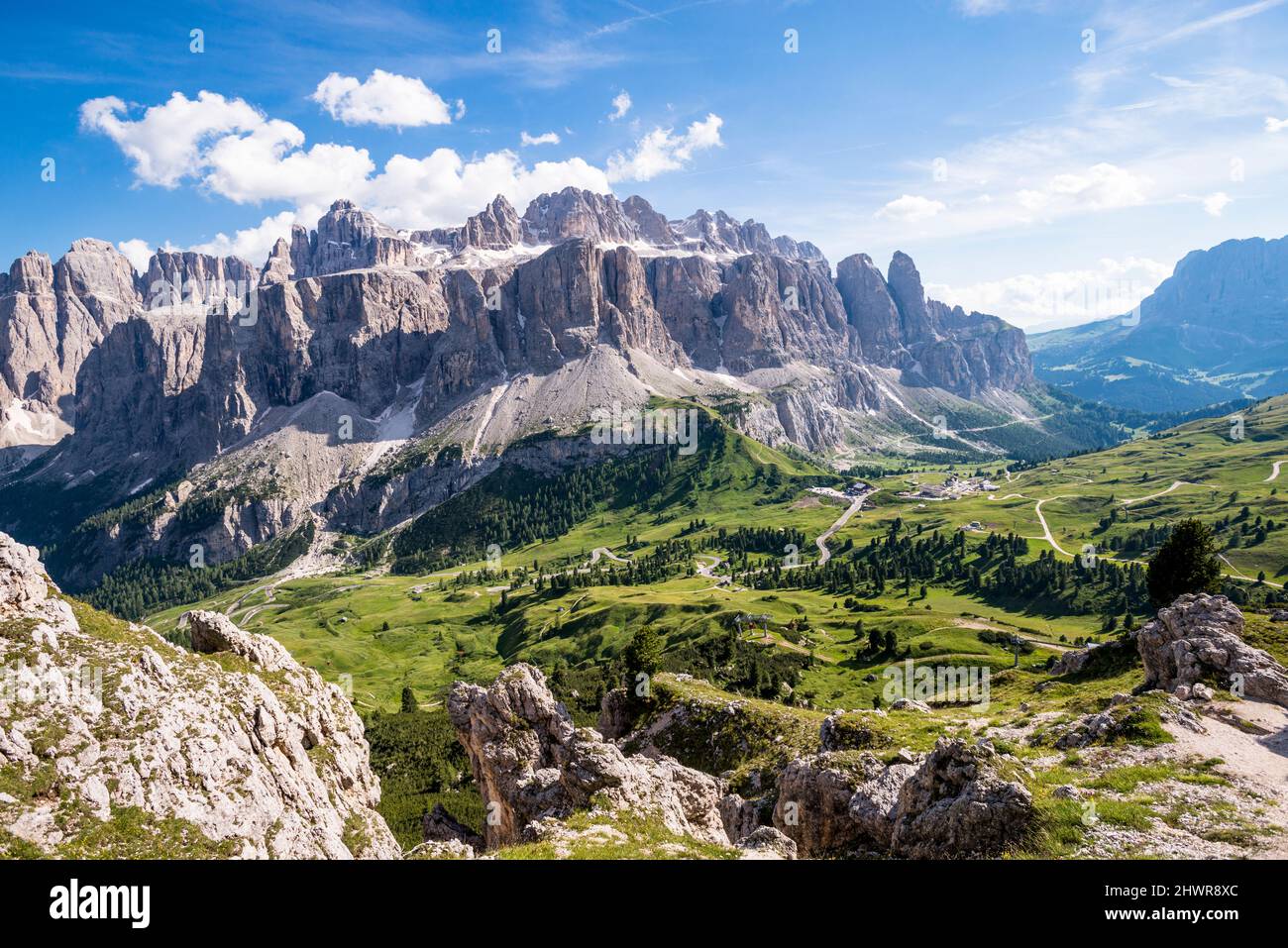 Italia, Alto Adige, vista panoramica del Gruppo Langkofel in estate Foto Stock