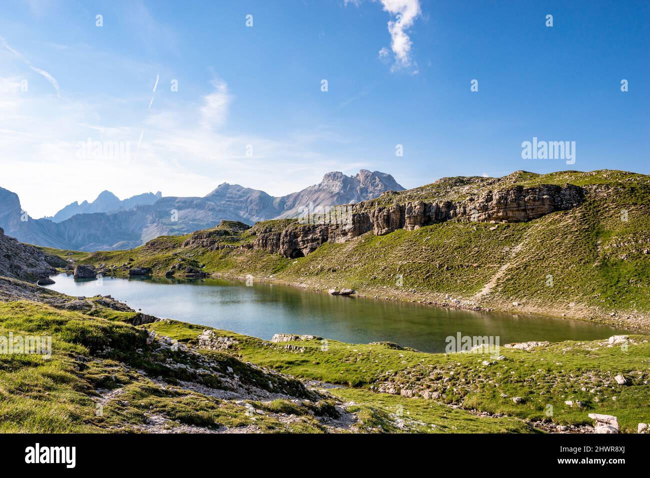 Italia, Alto Adige, Lago nel Parco Naturale Puez-Geisler in estate Foto Stock