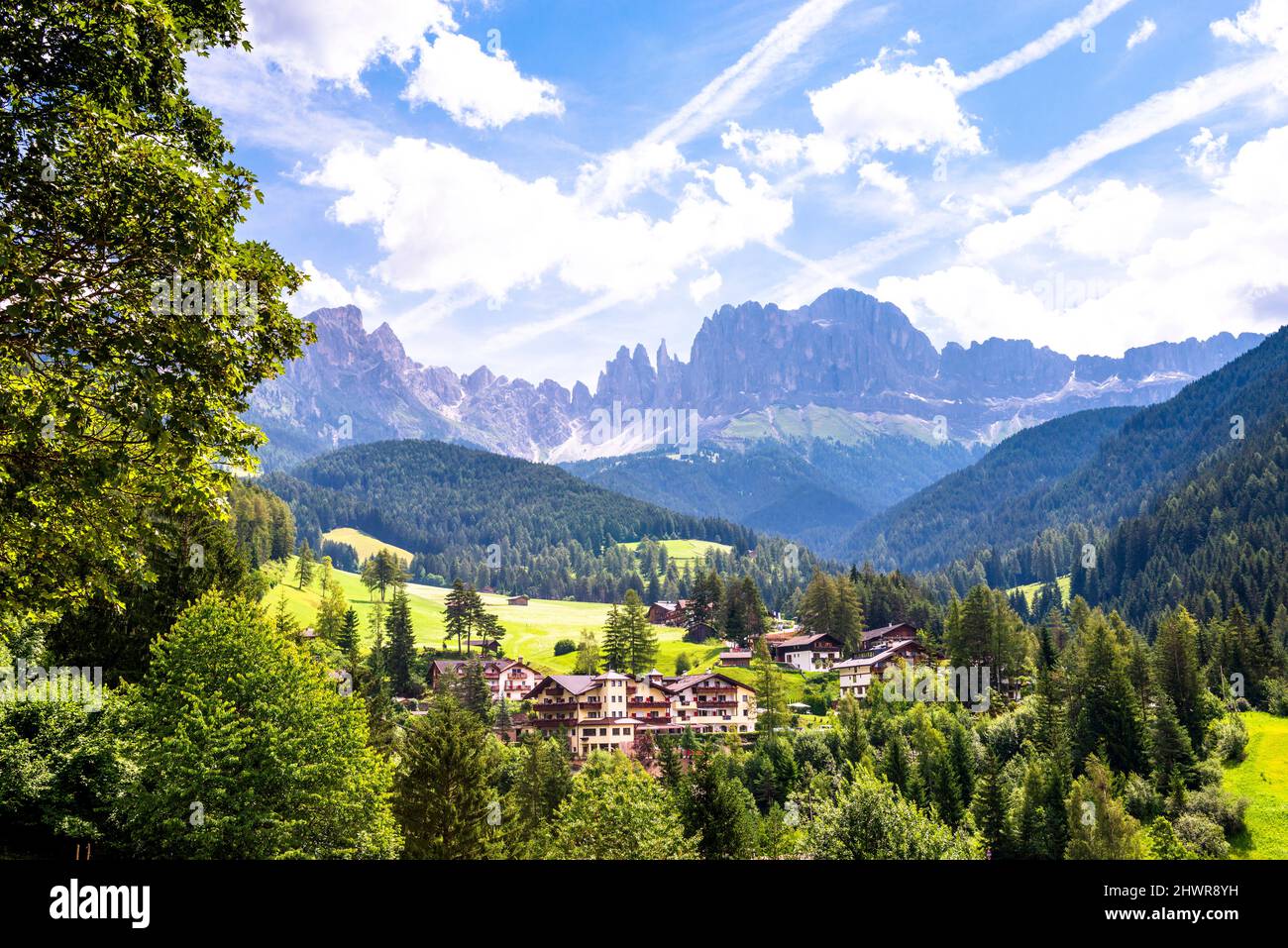 Italia, Alto Adige, San Cipriano, paese di montagna in Val di Fassa durante l'estate Foto Stock
