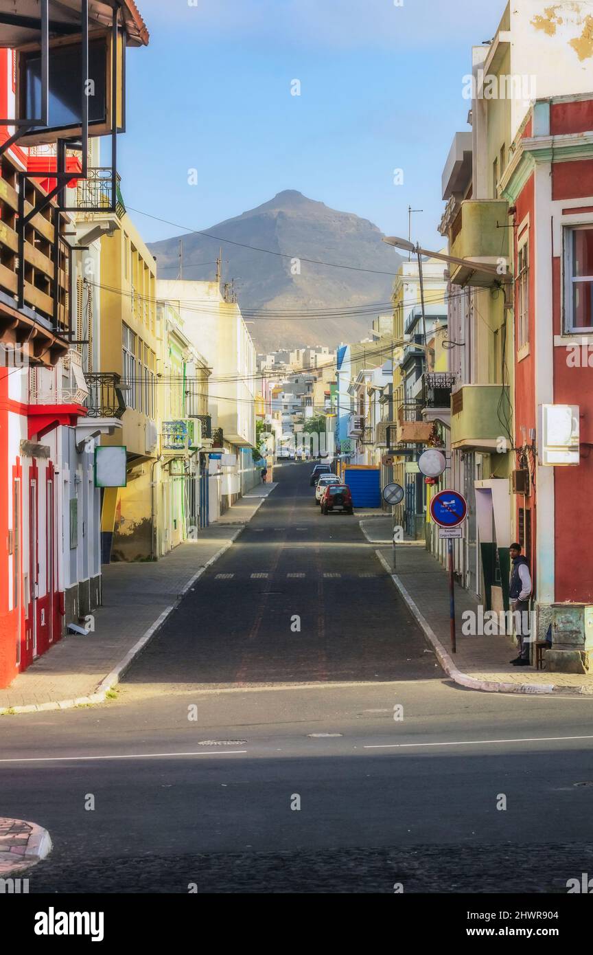 Capo Verde, Sao Vicente, Mindelo, strada della città vuota con la montagna sullo sfondo Foto Stock