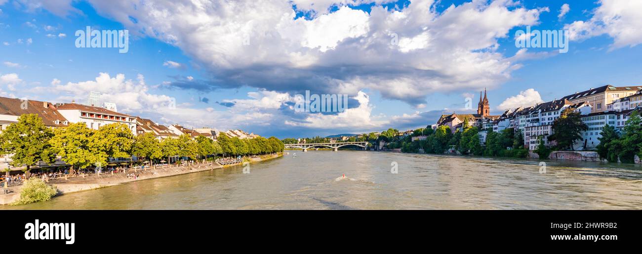 Svizzera, Basilea-Città, Basilea, Nuvole sul fiume Reno che attraversa la città Foto Stock Svizzera, Basilea-Città, Basilea, Nuvole sul fiume Reno che attraversa la città Foto Stock