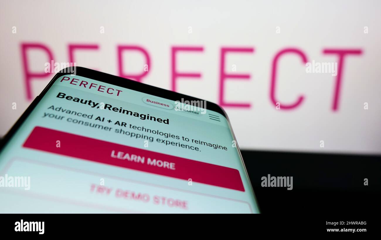 Smartphone con sito web della società taiwanese di tecnologia di bellezza Perfect Corp. Sullo schermo di fronte al logo aziendale. Mettere a fuoco sulla parte superiore sinistra del display del telefono. Foto Stock