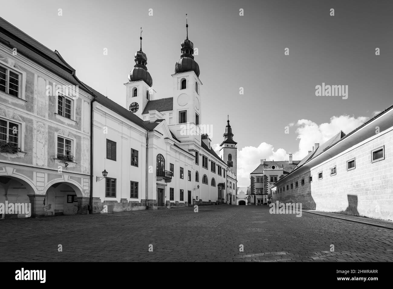 Piazza nella città di Telc, Czechia. Vista in bianco e nero Foto Stock
