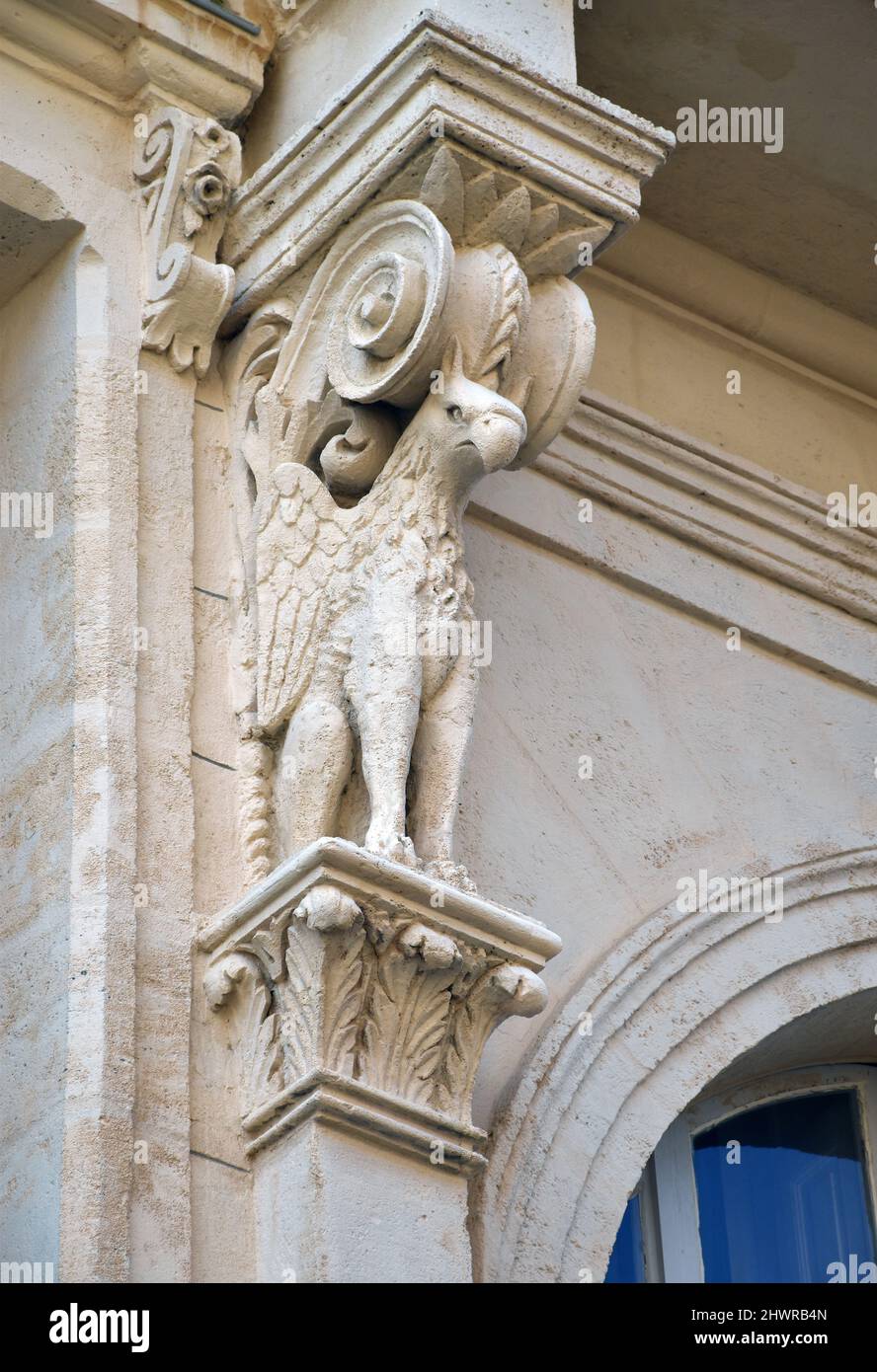 Dettagli della Rue St Francois elevazione dell'Hotel de la Perle, a Bordeaux, costruito 1844-65, per ospitare artigiani, un monumento storico dal 2013 Foto Stock