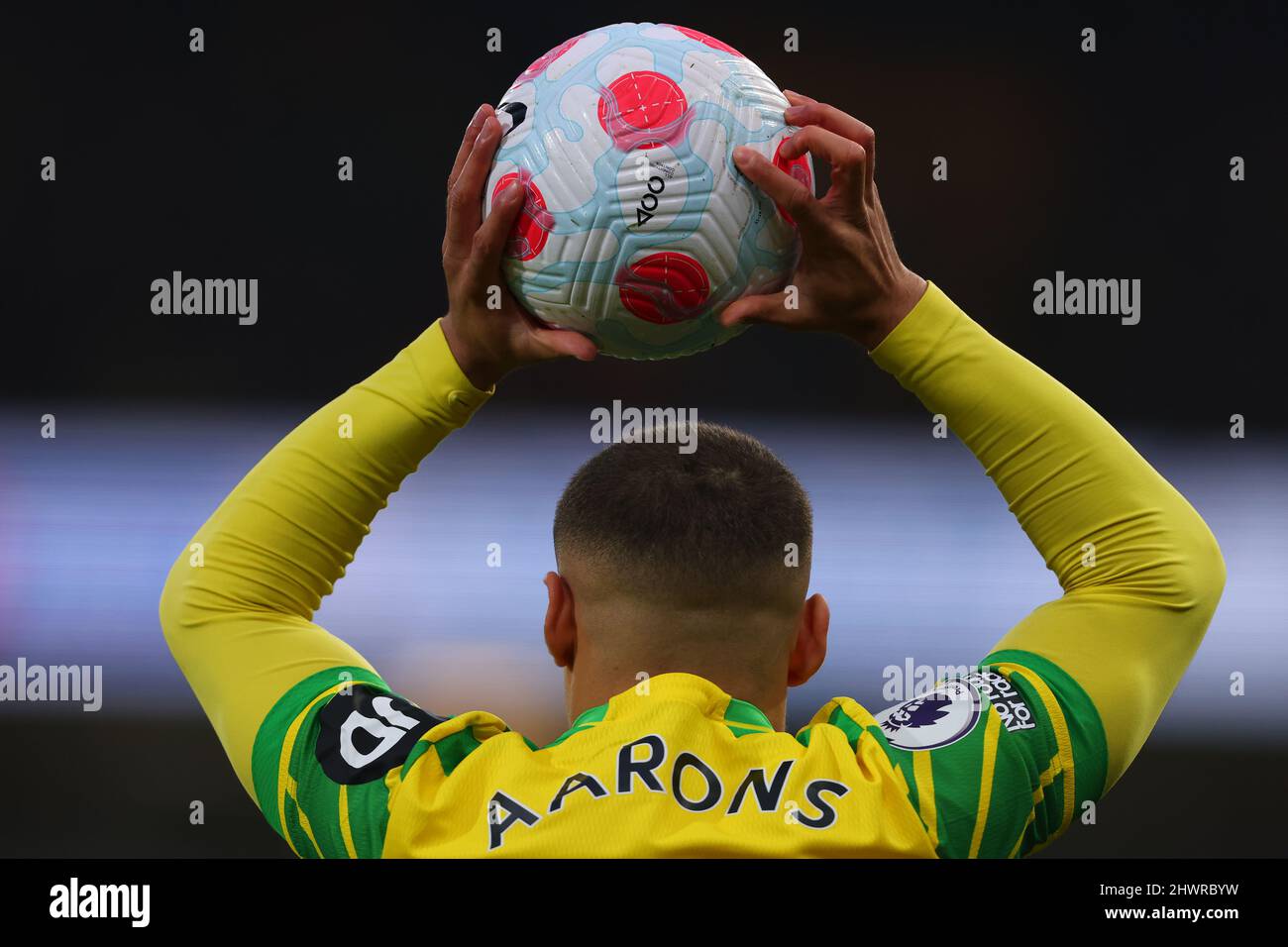 Max Aarons di Norwich City è visto con il terzo pallone ufficiale della Premier  League della stagione 2021/22, il Nike Flight AerowSculpt - Norwich City  contro Brentford, Premier League, Carrow Road, Norwich,