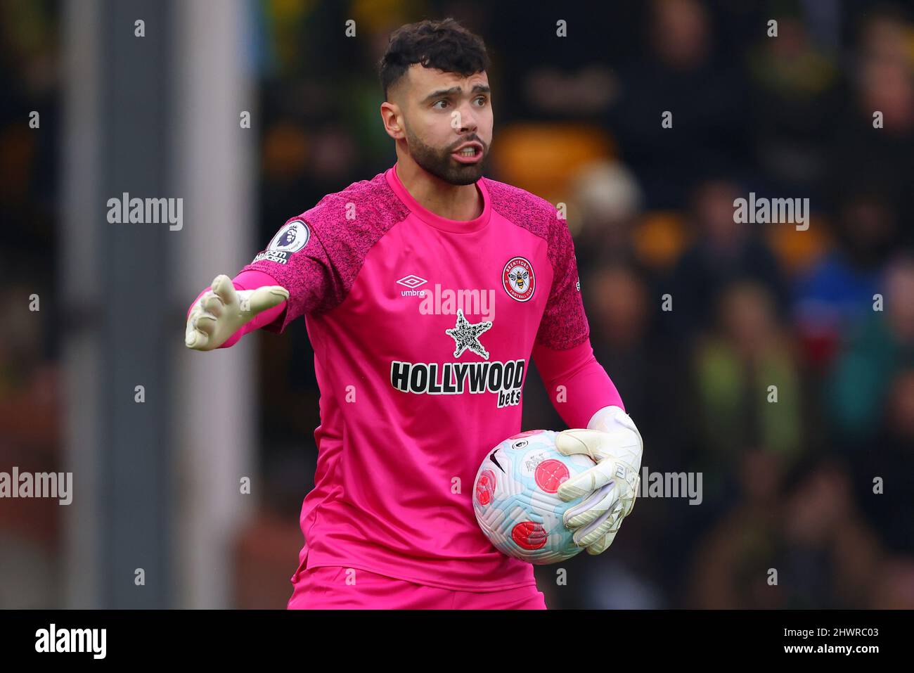 David Raya di Brentford - Norwich City contro Brentford, Premier League, Carrow Road, Norwich, Regno Unito - 5th marzo 2022 solo per uso editoriale - si applicano le restrizioni DataCo Foto Stock