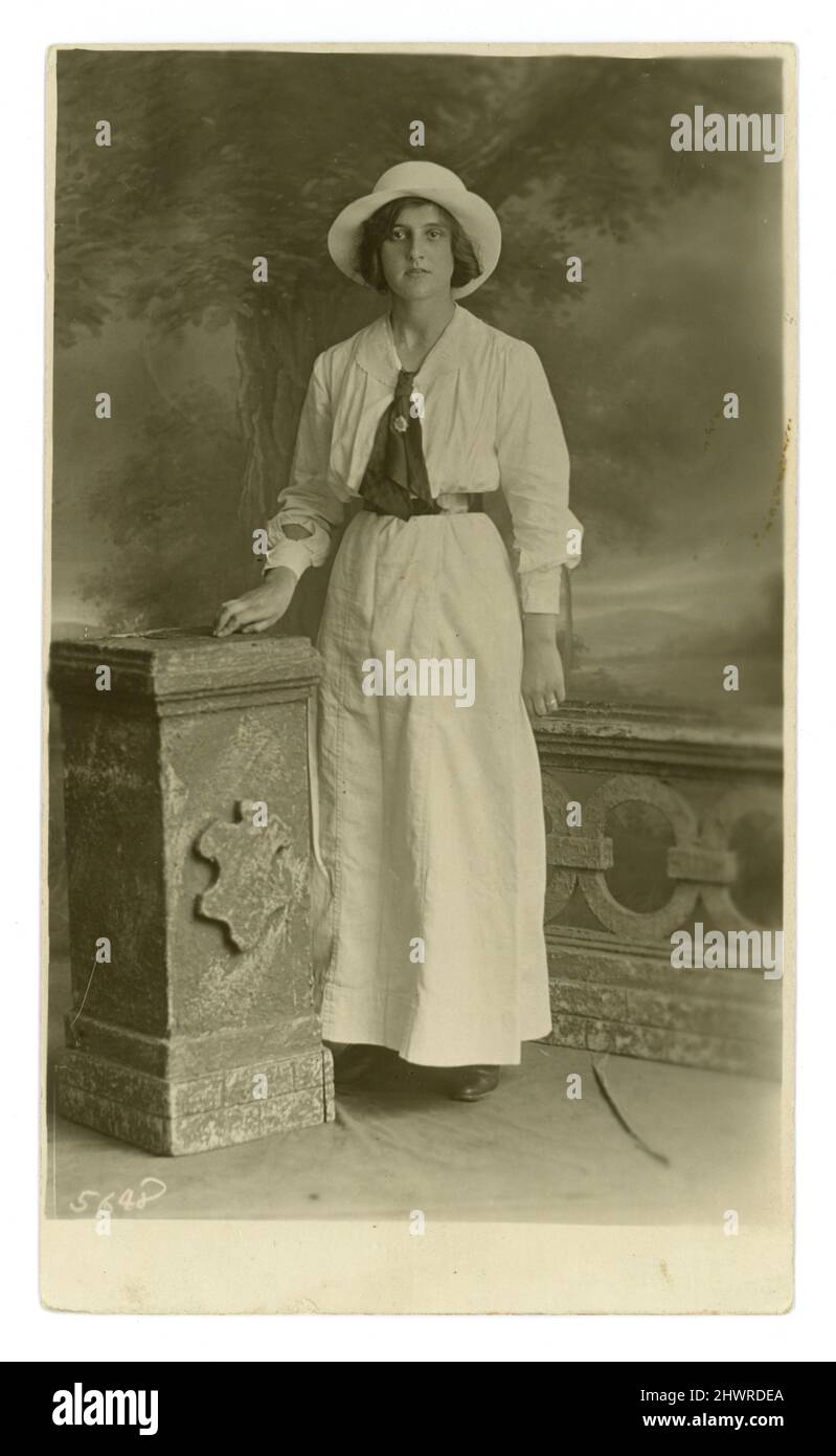 Cartolina originale del WW1 era di giovane donna attraente seria, chiamata Winifred, che indossa un corpo di servizio dell'esercito. Distintivo di sweethearts sulla sua sciarpa, una gonna lunga e una blusa a collo aperto, un cappello. Circa 1914, 1915. REGNO UNITO Foto Stock