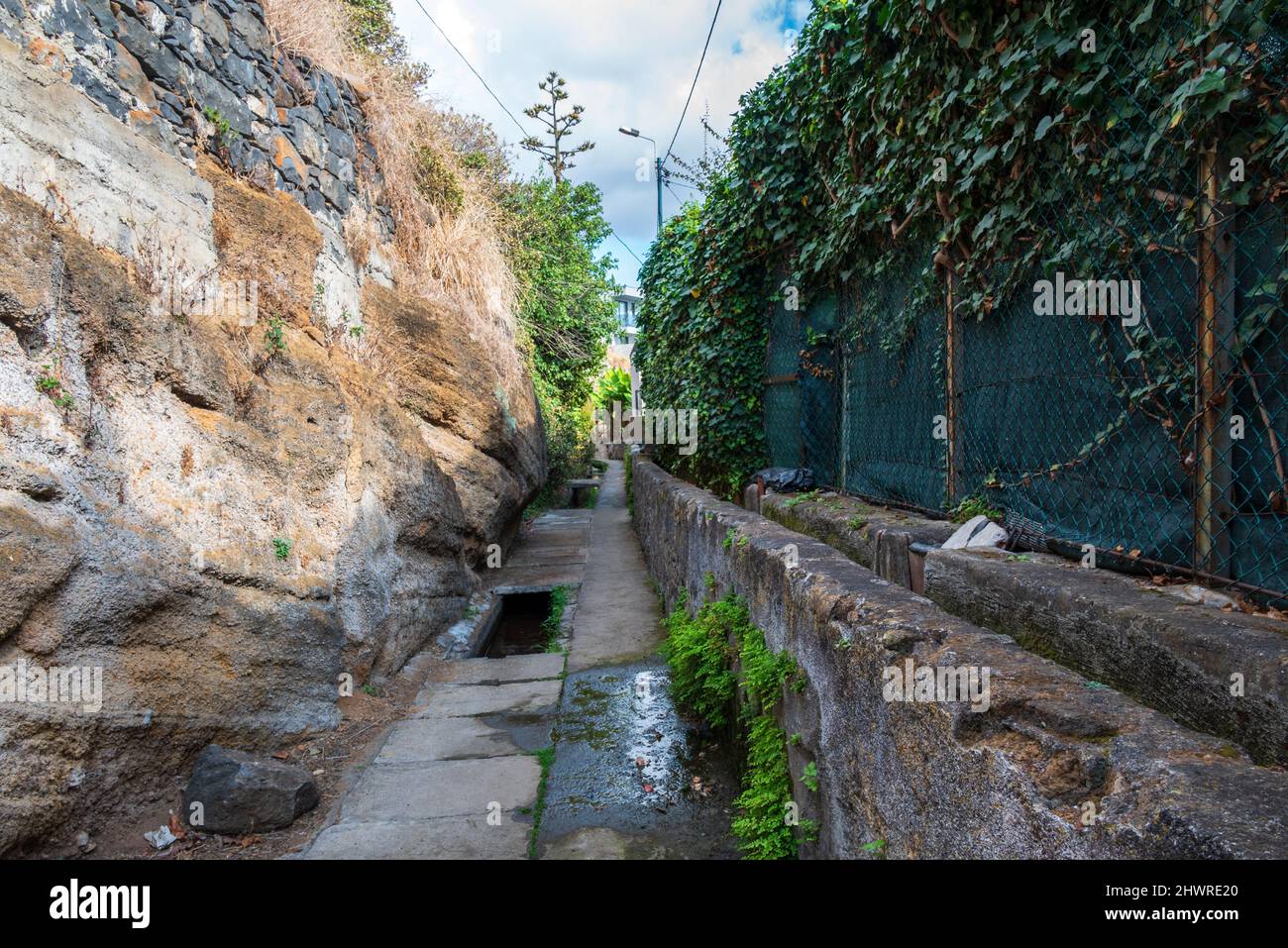 Levadas a Funchal Madeira, una coperta con lastre di cemento e una aperta. Foto Stock