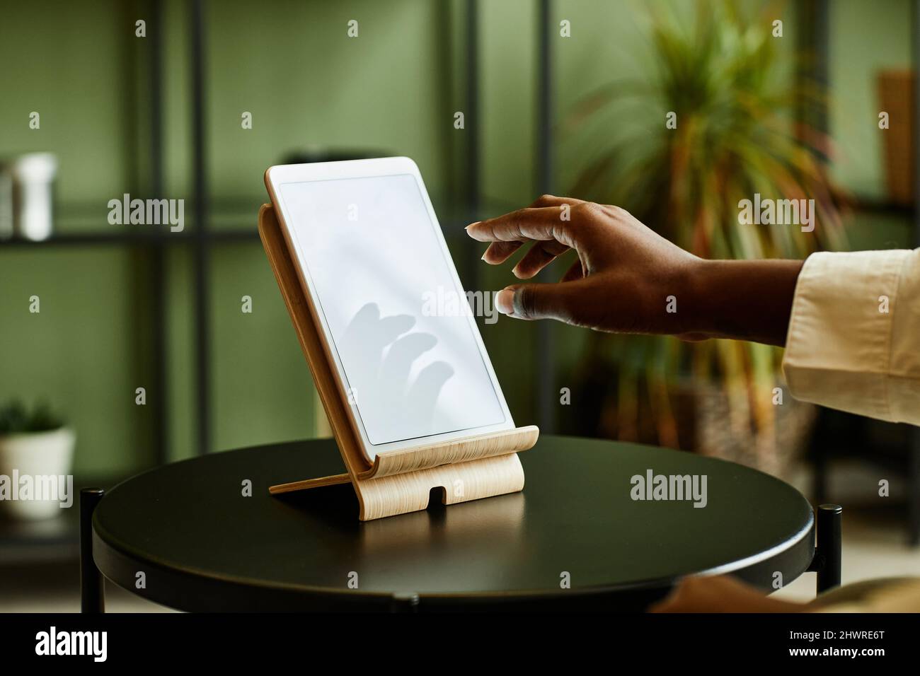 Primo piano della mano per tablet digitale con schermo vuoto che controlla  il sistema di casa intelligente, spazio di copia Foto stock - Alamy