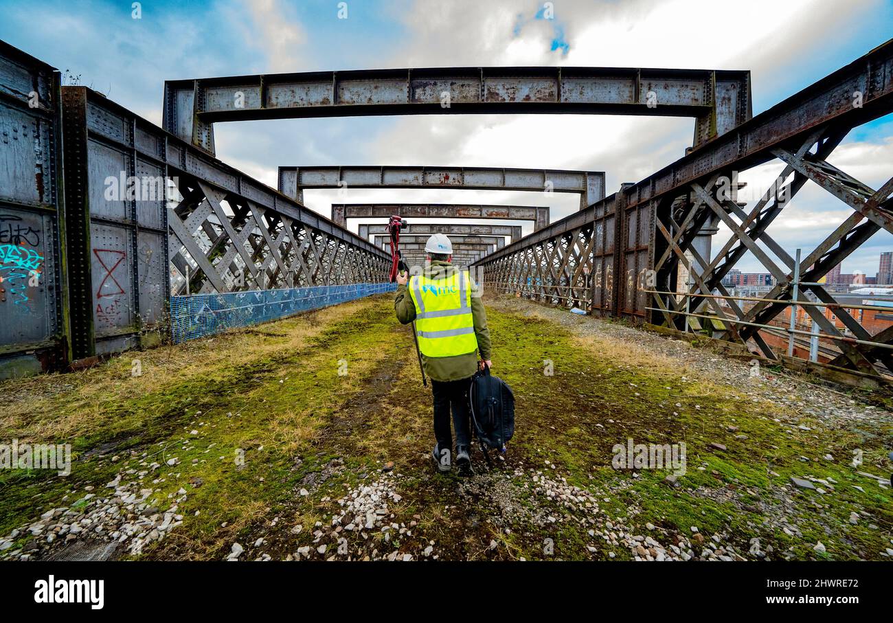 I lavori sono in corso sull'ultimo progetto del National Trust per creare un nuovo spazio verde urbano per i residenti al Viadotto Castlefield di Manchester, classificato di grado II. Il viadotto di acciaio lungo 330 metri, costruito nel 1892 per trasportare il traffico ferroviario pesante dentro e fuori dal Grande magazzino del Nord, sarà trasformato in un parco aereo che celebra il patrimonio industriale di Castlefield con alberi, fiori e arbusti piantati per ammorbidire i lavori in acciaio grigio della struttura industriale e contribuire ad attrarre la fauna selvatica. Data foto: Lunedì 7 marzo 2022. Foto Stock