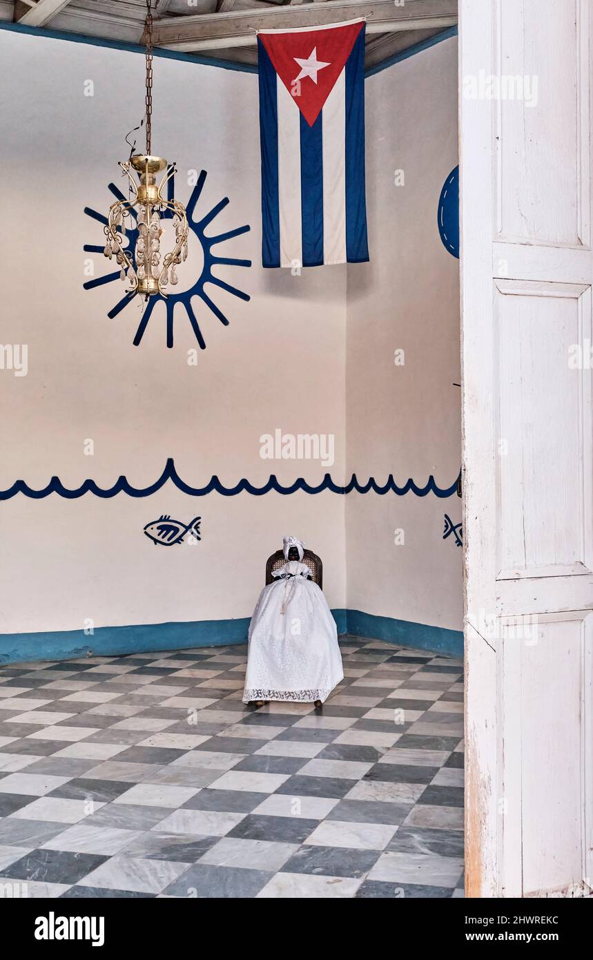 Sala con attributi religiosi per l'esecuzione di riti di Santeria, religione di diaspora africana a Cuba Foto Stock