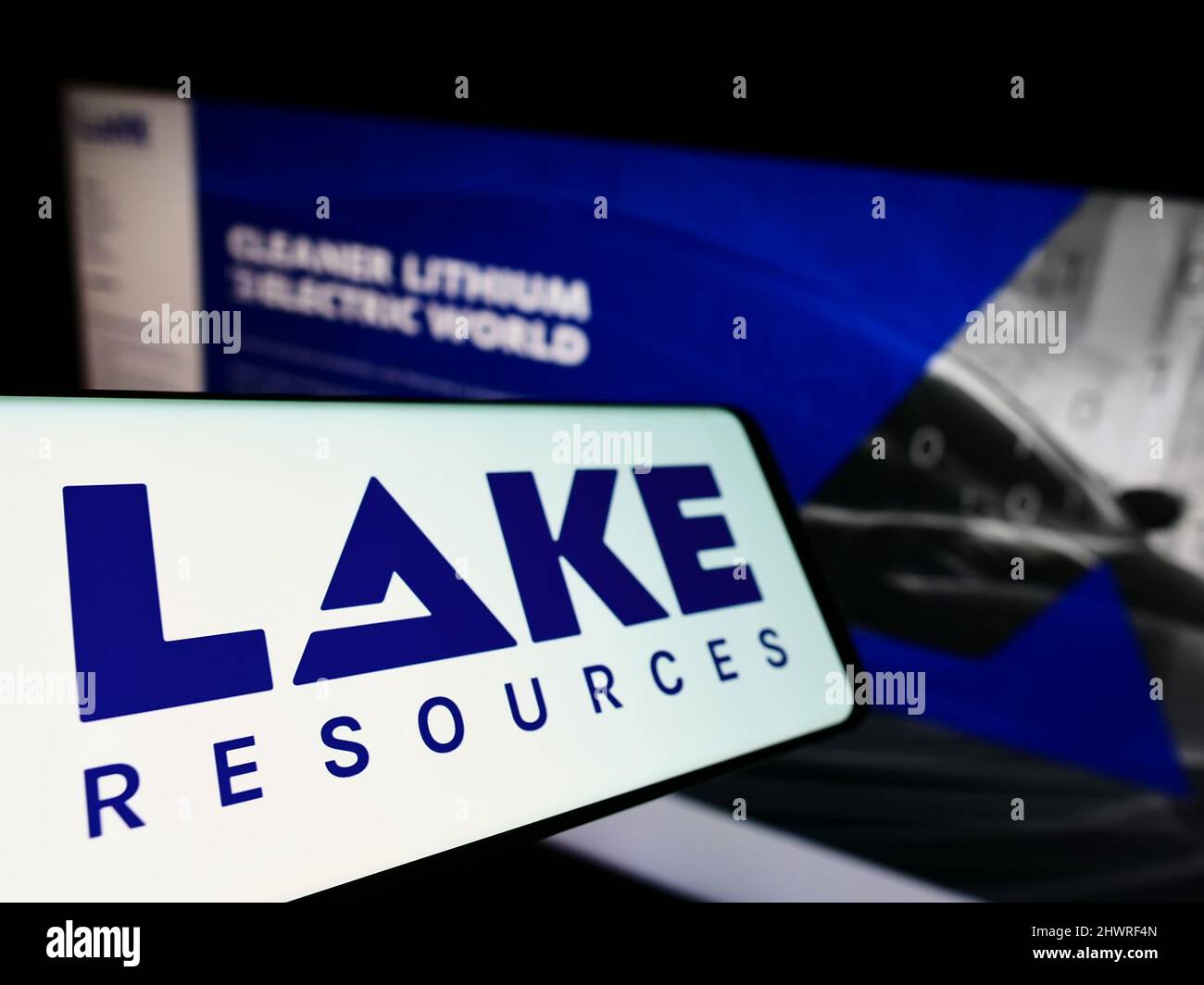 Smartphone con logo della compagnia australiana di litio Lake Resources N.L. sullo schermo di fronte al sito web. Messa a fuoco al centro-sinistra del display del telefono. Foto Stock