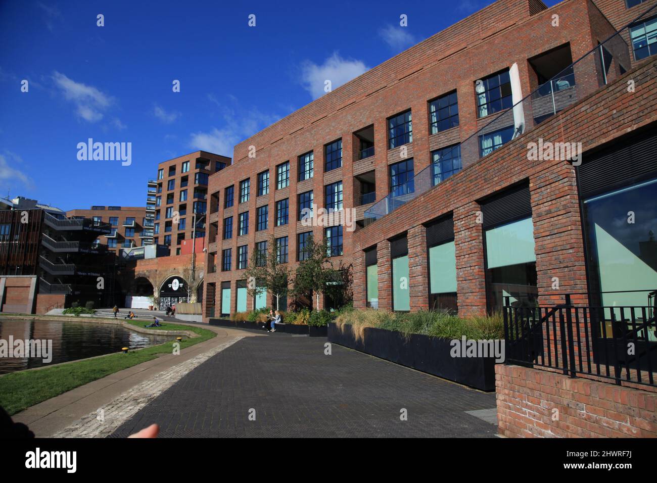 Giornata di sole lungo il maestoso canale di Londra e l'architettura in mattoni Foto Stock