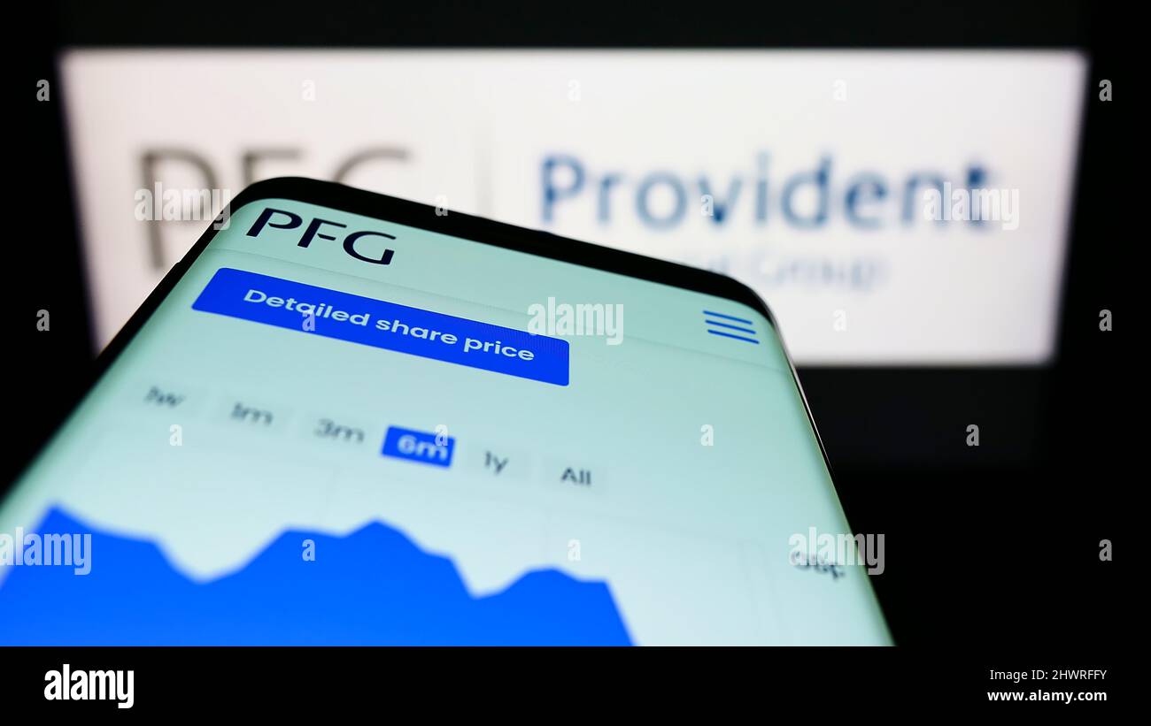 Telefono cellulare con sito web della società britannica Provident Financial plc (PFG) sullo schermo di fronte al logo aziendale. Mettere a fuoco sulla parte superiore sinistra del display del telefono. Foto Stock