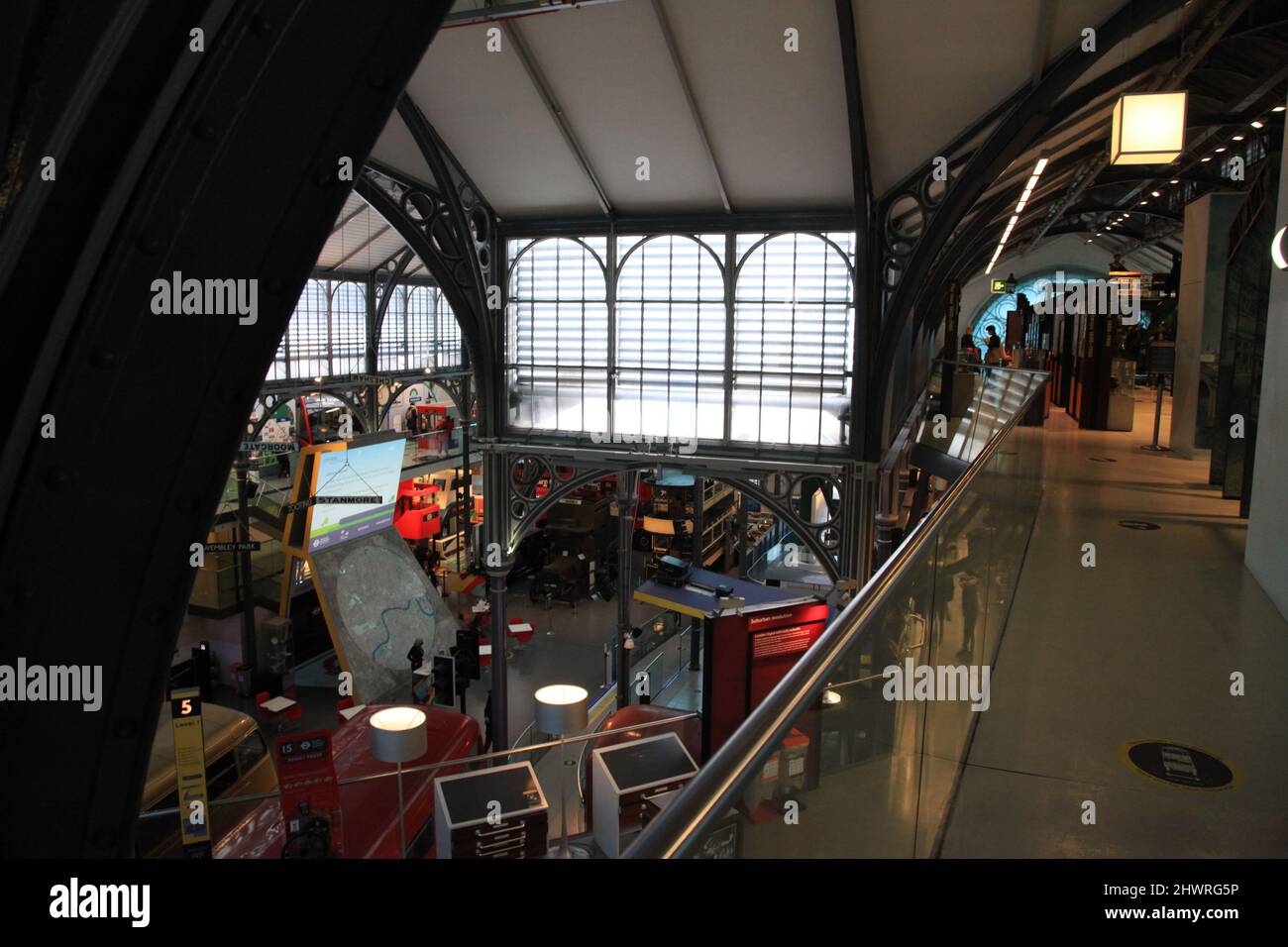 Vista superiore del museo dei trasporti di Londra e della sua mostra al piano terra Foto Stock
