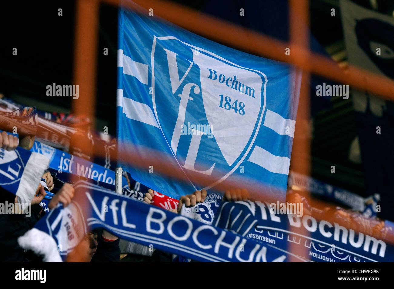 DFB Cup, Vonovia Ruhrstadion Bochum: VFL Bochum vs SC Freiburg; Bochum tifosi con sciarpe e bandiere. Fan, fan, fan cultura, entusiasmo. Foto Stock