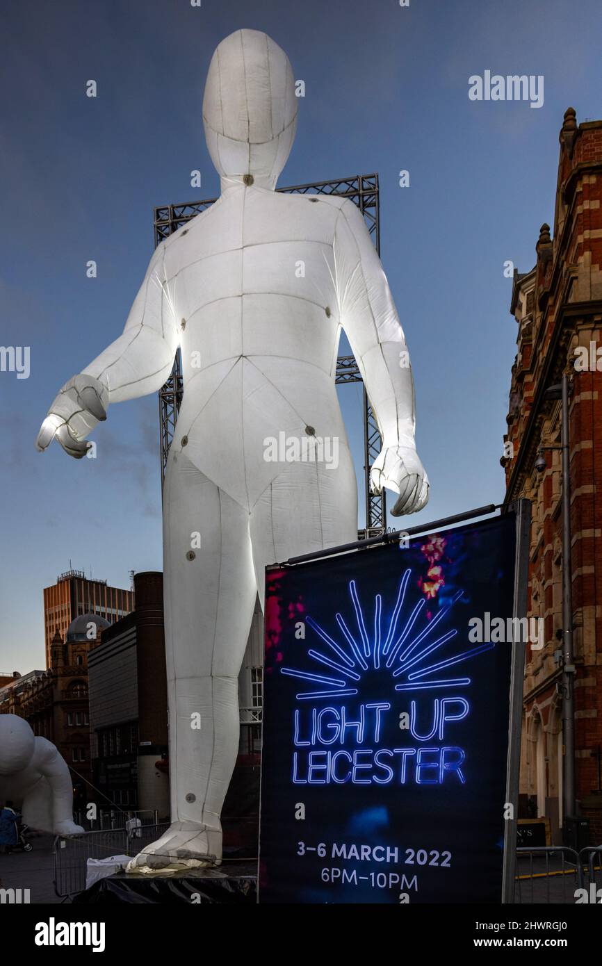 Il Light Up Leicester Festival 2022, che illumina le strade di Leicester con un percorso di opere d'arte e di intrattenimento interattivo gratuito. Foto Stock