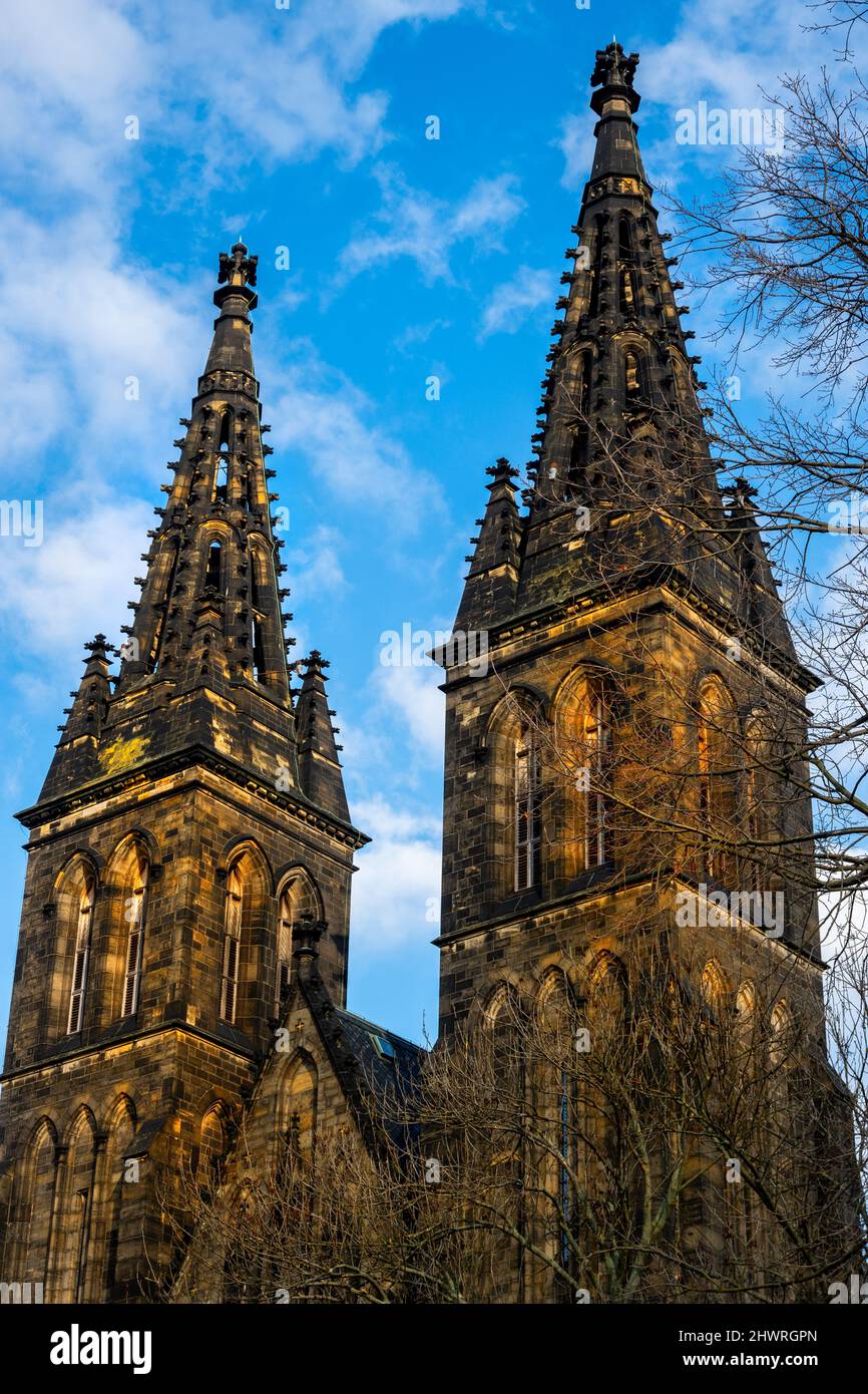 Due torri della Basilica di San Pietro e San Paolo, chiesa neogotica a Vysehrad, attrazione turistica, Praga, repubblica Ceca. Foto Stock